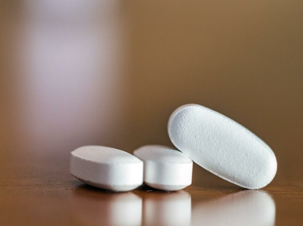 Antibiyotik Direnci: “Antibiyotik Çağı”nın Sonu Mu? 6 oblong white pills 0