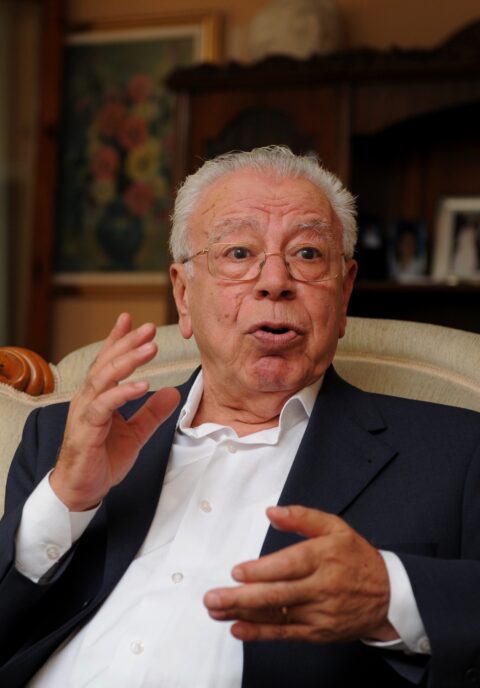 Prof. Dr. Mahir Kaynak: Sağlık Sektöründe Vakıf Mantığı Geliştirilmeli 25 C2 PROF. DR. MAHIR KAYNAK8